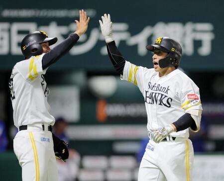 　１回、３ランを放ち生還する野村