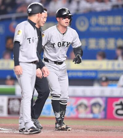 　６回、自打球で治療のためベンチへ引き揚げる若林（右）＝撮影・開出牧