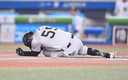 　６回、自打球で倒れ込む若林（撮影・開出牧）