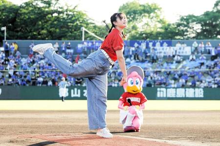　始球式を行った箭内夢菜（＠楽天野球団提供）