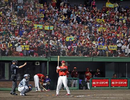 　７回、ファンの声援を受け打席に立つ浅村