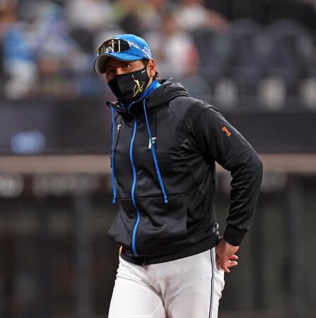 　８回、選手交代を告げる新庄監督（撮影・中島達哉）