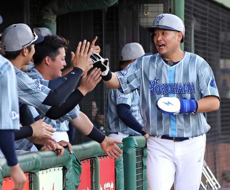 　２回、山本の左犠飛で生還し、ナインに迎えられる筒香