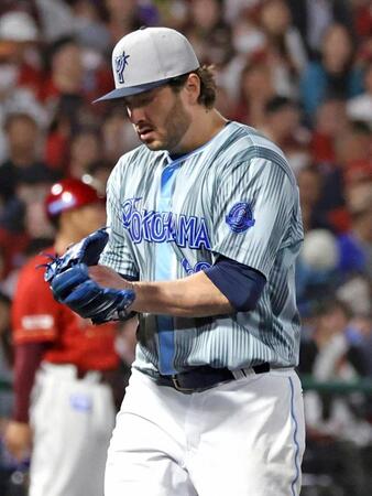 　７回、代打伊藤を三ゴロに打ち取り、グラブをたたくケイ