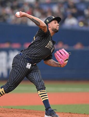 　力投するエスピノーザ（撮影・飯室逸平）