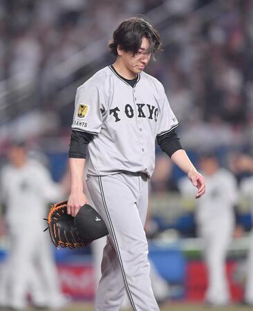 　１０回、高部にサヨナラの死球を与え肩を落としながら引き揚げる大勢（撮影・開出牧）