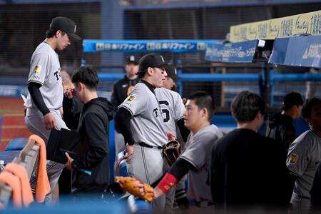　ロッテにサヨナラ負けを喫し引き揚げる丸（中央）ら巨人ナイン（撮影・開出牧）