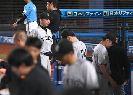 　１０回、投手交代を告げベンチに戻る阿部監督（左後方）＝撮影・開出牧