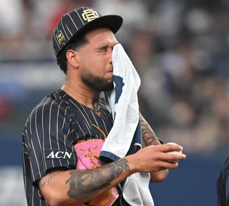 　４回、マウンドで汗をぬぐうエスピノーザ（撮影・飯室逸平）