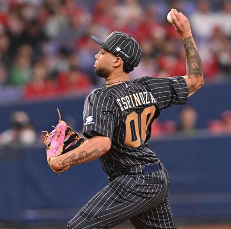 　力投する先発のエスピノーザ（撮影・西田忠信）