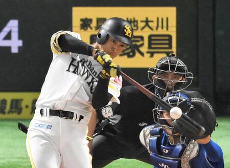 　７回、柳町が右前に２点打を放つ