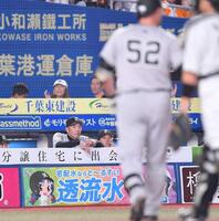 　９回、代打・リチャード（５２）が見逃し三振に倒れ、ベンチでがっくりの阿部監督（後方）＝撮影・開出牧