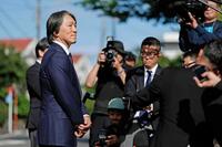 　取材に応じる松井秀喜氏（左端）