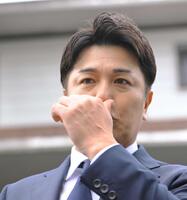 　長嶋茂雄さんの弔問を終え、報道陣の取材に応じる高橋由伸氏（撮影・伊藤笙子）　