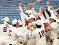 　優勝を決め歓喜の早大・伊藤樹（中央）ら早大ナイン（撮影・金田祐二）