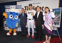 　「静岡ＰＲ大使」委嘱式を終え、笑顔で写真に納まる（左から）鈴木康友静岡県知事、紅林、北村正平藤枝市長、藤の里観光大使・中田百奈美（撮影・西田忠信）