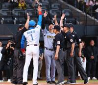 　メンバー表を交換し、新庄監督（左から２人目）、審判団と手を挙げる藤川監督（中央）＝撮影・中島達哉