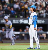 　１回、大山に押し出し四球を与えた細野（左は生還する三走・近本）＝撮影・中島達哉