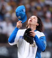 　１回、押し出し四球と適時打で先制を許し、ベンチに戻る細野（撮影・中島達哉）