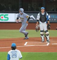 　１回、押し出し死球を選ぶ大山（撮影・西岡正）