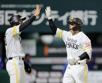 　１回、３ランを放ち生還する野村