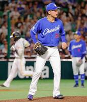 　１回、ソフトバンク・野村（奥左）に３ランを浴びた金丸