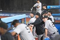 　延長戦に入りベンチで戦況を見守る阿部監督（後方左）＝撮影・開出牧