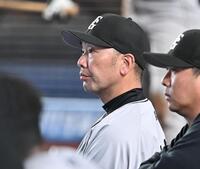 　１０回表、試合を見守る阿部監督