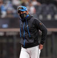 　８回、選手交代を告げる新庄監督（撮影・中島達哉）