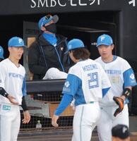 　１回、先制を許した細野（２９）の向こうで上を向く新庄監督（撮影・西岡正）