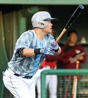 ２回、先制二塁打を放つ筒香