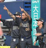 　５回、頓宮の勝ち越し打を喜ぶエスピノーザら（撮影・飯室逸平）