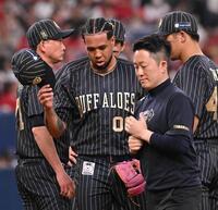 　６回、降板するエスピノーザ（撮影・西田忠信）