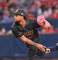 　力投する先発のエスピノーザ（撮影・西田忠信）