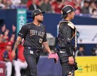 　２回、モンテロに適時打を許したエスピノーザ（左）＝撮影・西田忠信