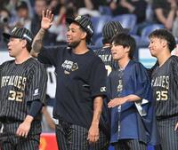 　勝利のハイタッチでナインを迎える山岡（右から２人目）、エスピノーザ（同３人目）ら（撮影・飯室逸平）