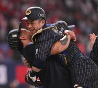 　広島に勝利し、エスピノーザ（左）に抱き上げられる若月（撮影・西田忠信）