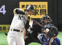 　７回、柳町が右前に２点打を放つ