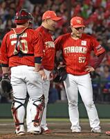 　７回途中、三木監督（中央）から降板を告げられる滝中