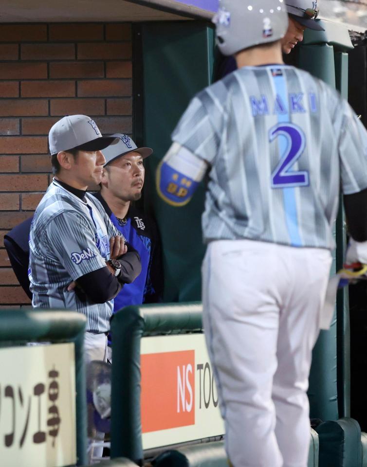 　６回、厳しい表情で試合を見守る三浦監督（左）。手前は併殺打に倒れた牧