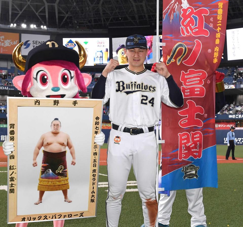 　「紅ノ富士」の写真とともにポーズを決める紅林（撮影・飯室逸平）