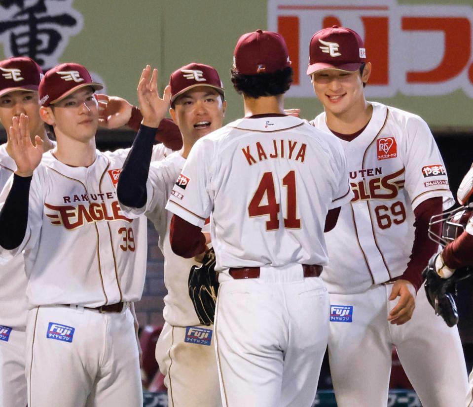 　セーブを挙げた加治屋（４１）を笑顔で迎える楽天先発の内（右端）