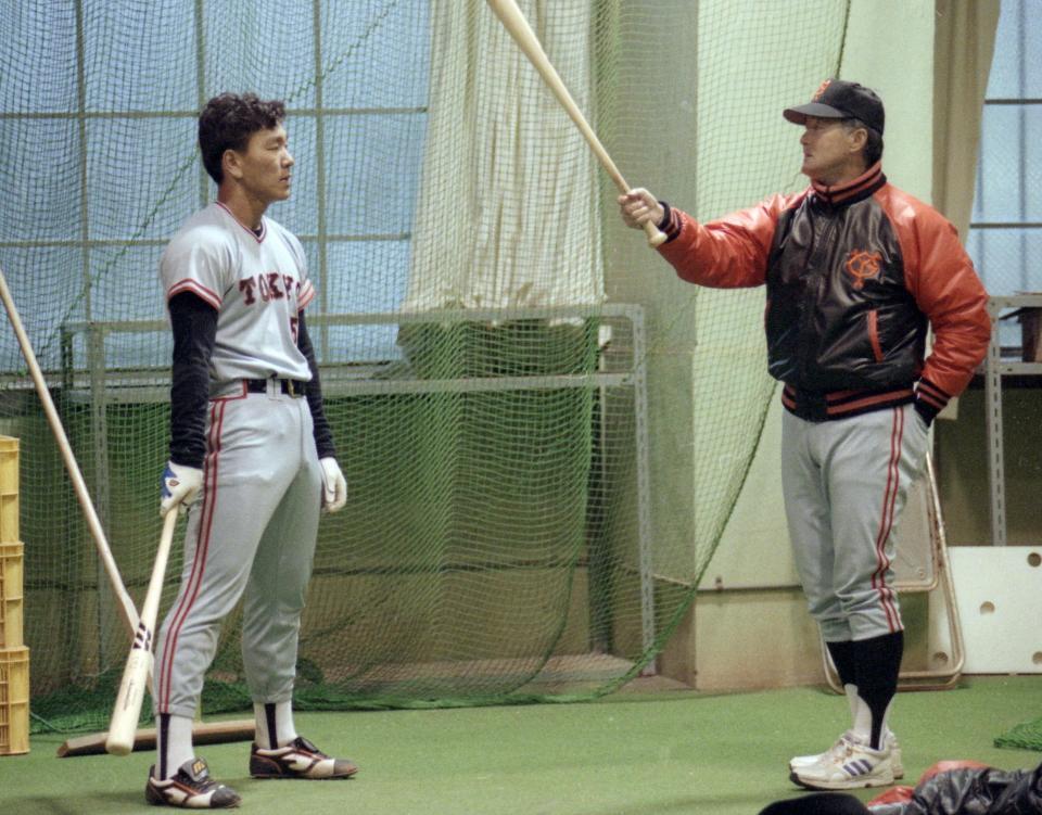 　バットを手に松井を直接指導する長嶋監督＝９３年３月、甲子園室内