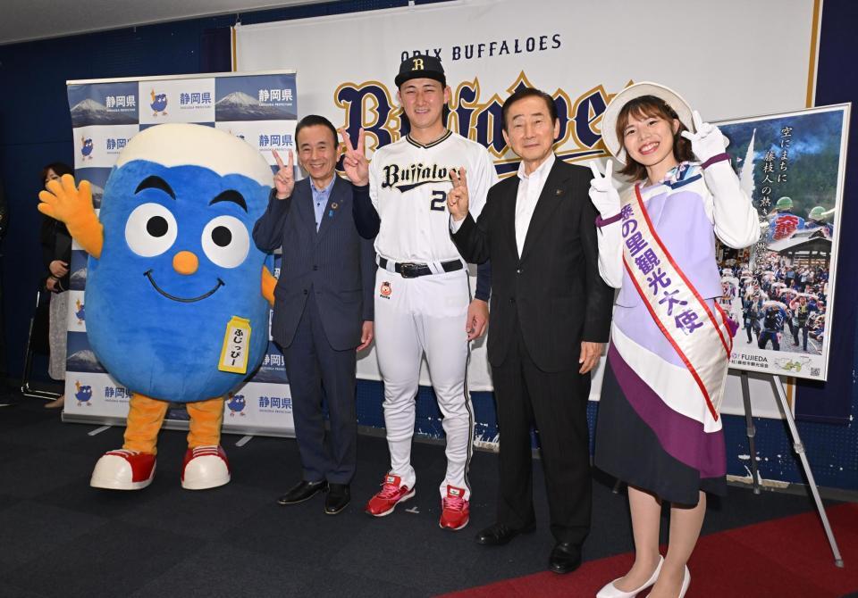 　「静岡ＰＲ大使」委嘱式を終え、笑顔で写真に納まる（左から）鈴木康友静岡県知事、紅林、北村正平藤枝市長、藤の里観光大使・中田百奈美（撮影・西田忠信）