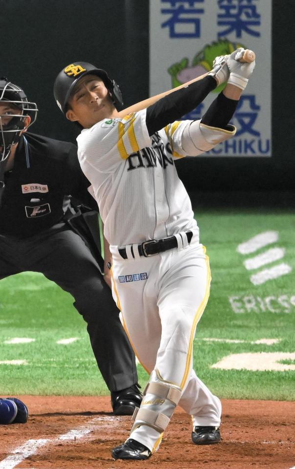 　１回、野村が左中間に３点本塁打を放つ