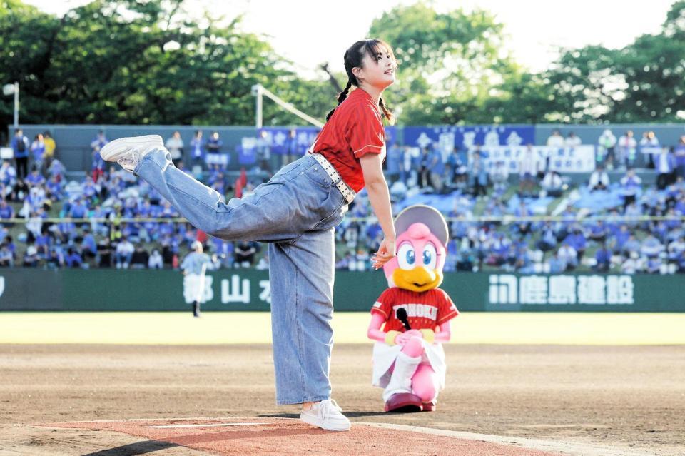 　始球式を行った箭内夢菜（＠楽天野球団提供）