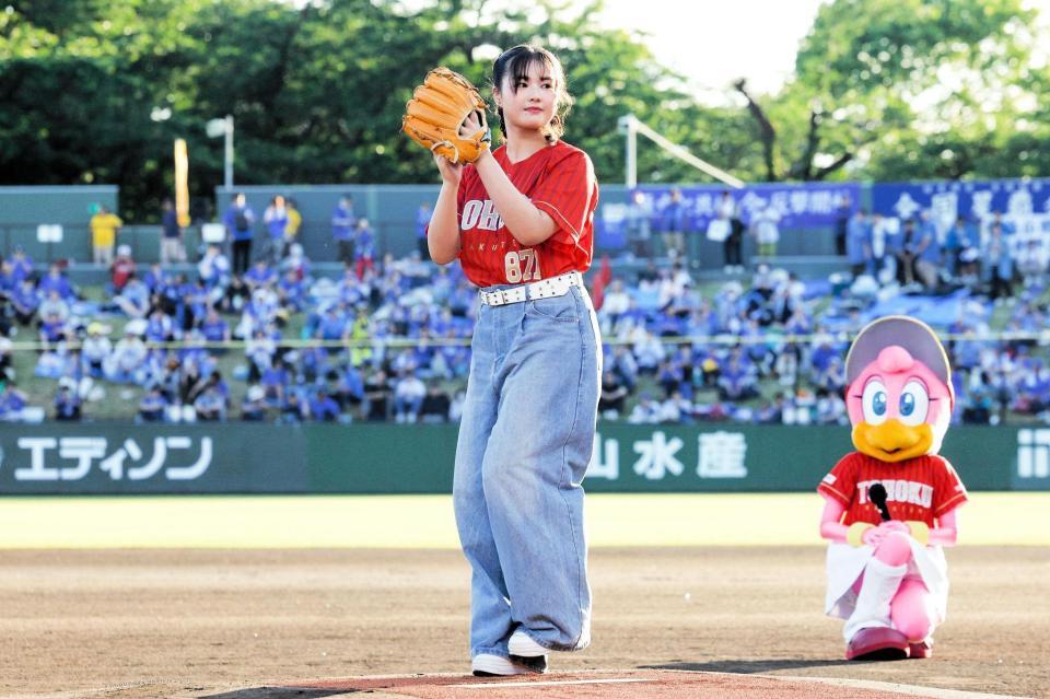 　始球式を行った箭内夢菜（＠楽天野球団提供）