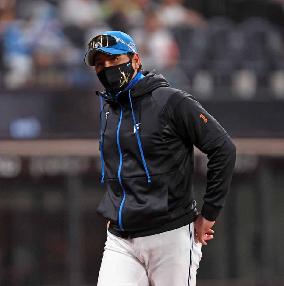 　８回、選手交代を告げる新庄監督（撮影・中島達哉）