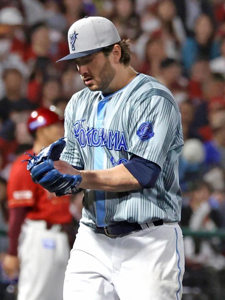 　７回、代打伊藤を三ゴロに打ち取り、グラブをたたくケイ