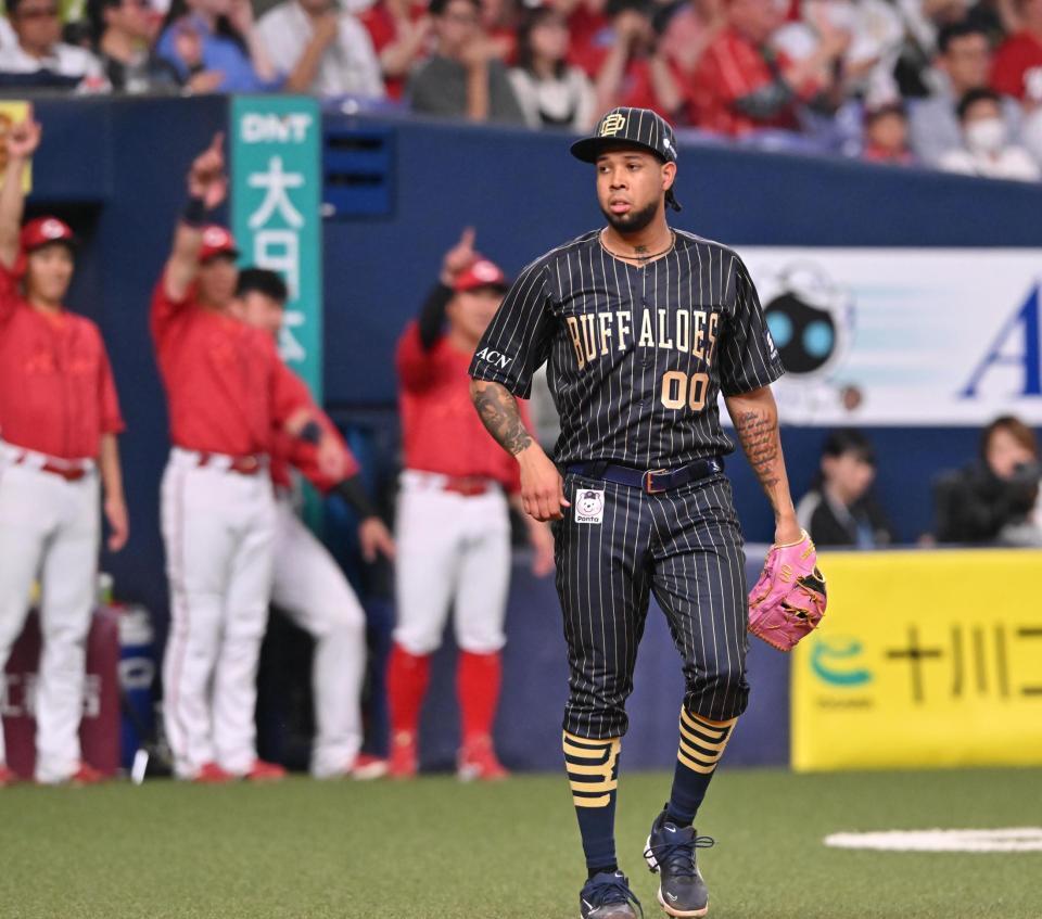 　４回、矢野に勝ち越し打を許したエスピノーザ（撮影・西田忠信）